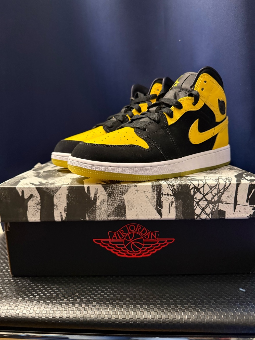 AIR JORDAN 1 MID SE (GS) Boys size 7Y
BRAND NEW - Picture 2 of 15